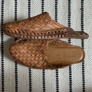 Mohinders Woven Slide in Honey + No Stripes, Women’s 9, Brown Leather